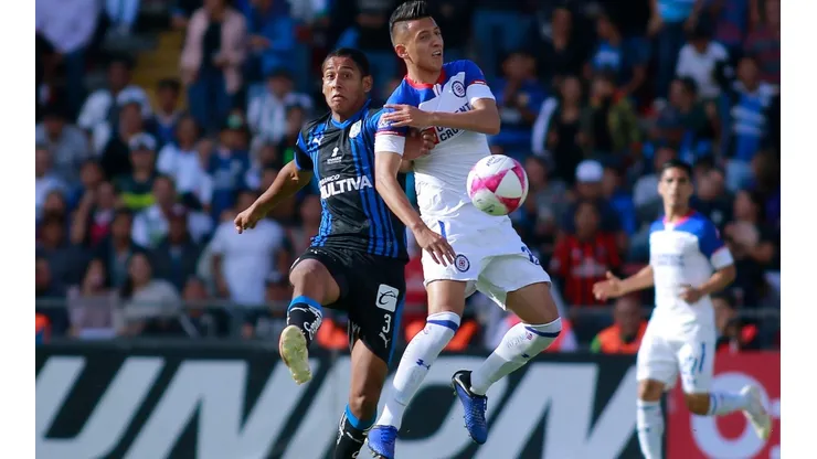 Cruz Azul visita a los Gallos esta tarde.