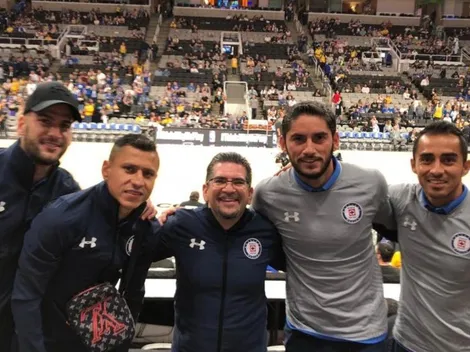 Jugadores de Cruz Azul aprovecharon de ver partido de basketball