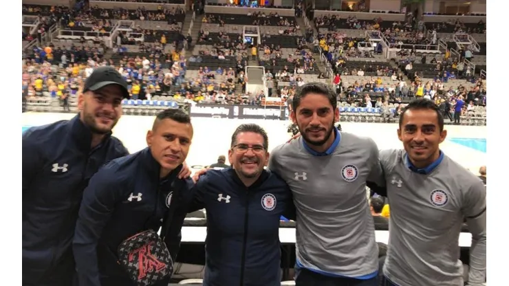 Cruz Azul asistió a ver el partido entre los Lakers vs Warriors.