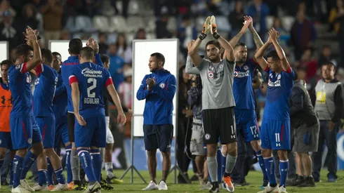 Chuy Corona le regaló su playera a una aficionada.