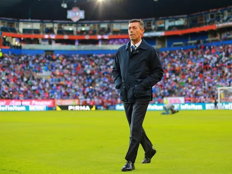 Pedro Caixinha no está nada contento con el pasto híbrido