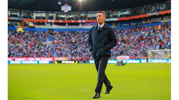 Pedro Caixinha está pendiente de las obras de la cancha híbrida / Getty Images