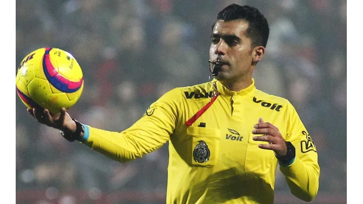 El juez solo dirigió al equipo de Pedro Caixinha en un encuentro esta temporada
