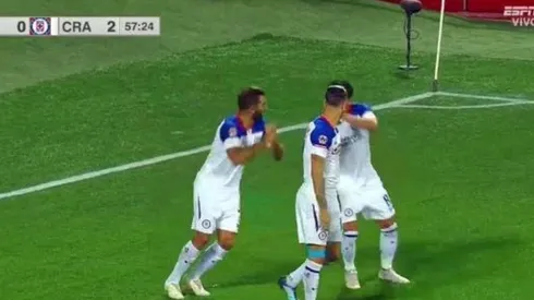 Caute, Salas y Méndez festejan el gol