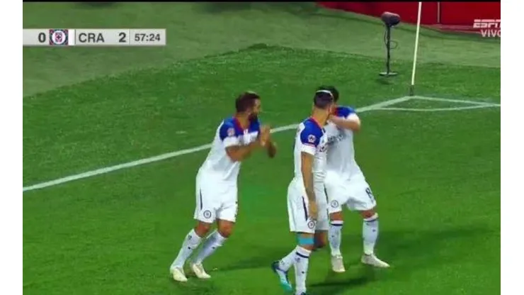 Caute, Salas y Méndez festejan el gol