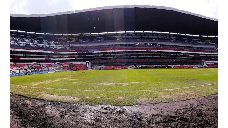 El estado del césped del Azteca ha sido un problema para todos