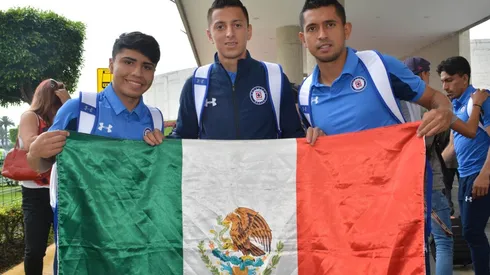 Jugadores de Cruz Azul celebran las Fiestas Patrias.