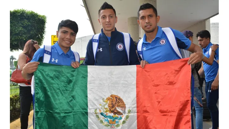 Jugadores de Cruz Azul celebran las Fiestas Patrias.