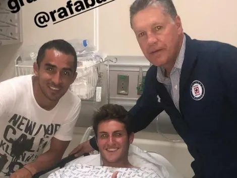 Jugadores de Cruz Azul visitan al Chaquito en la clínica