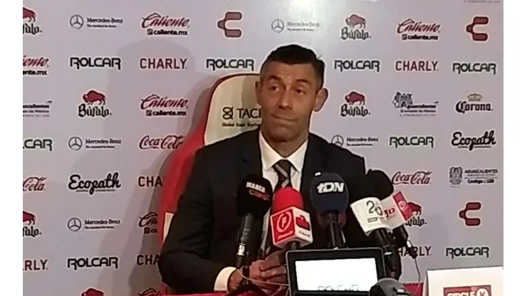 Pedro Caixinha atendió a los medios en rueda de prensa.