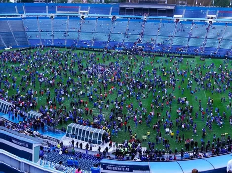 El mejor recuerdo: aficionados de Cruz Azul roban el pasto del Estadio Azul antes de su cierre