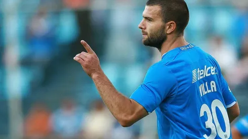 Emanuel Villa con la playera de Cruz Azul.
