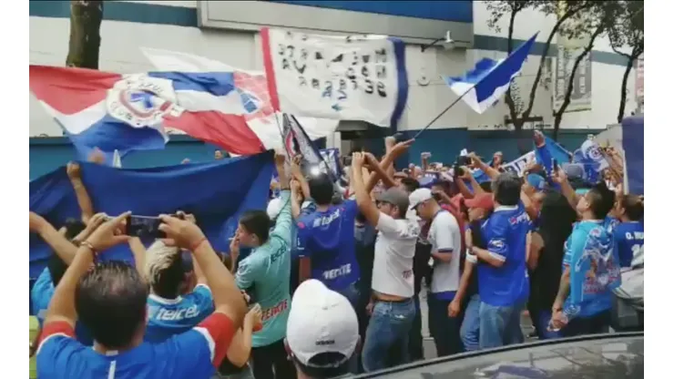 Aficionados de Cruz Azul animaron la previa del partido de leyendas.