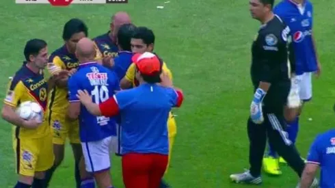 VÍDEO: Se encendieron los ánimos en el Clásico Joven de leyendas