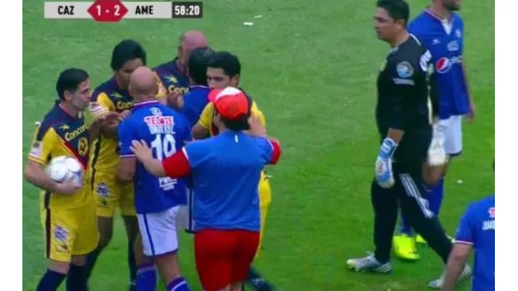 VÍDEO: Se encendieron los ánimos en el Clásico Joven de leyendas
