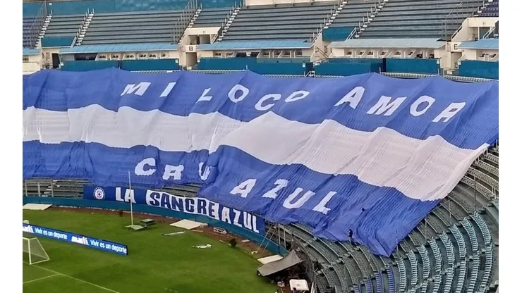 La manta que preparan los aficionados de Cruz Azul.