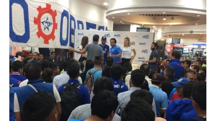 Aficionados de Cruz Azul se quedaron con recuerdo de Chelito Delgado.