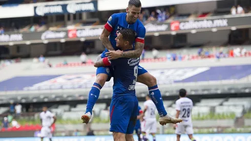 Edgar Méndez celebrando con Caraglio.