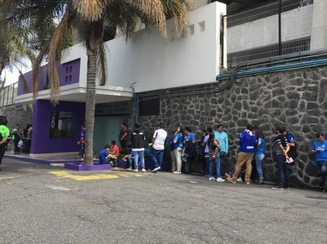Aficionados de Cruz Azul hicieron filas para la firma de Julio César Pinheiro
