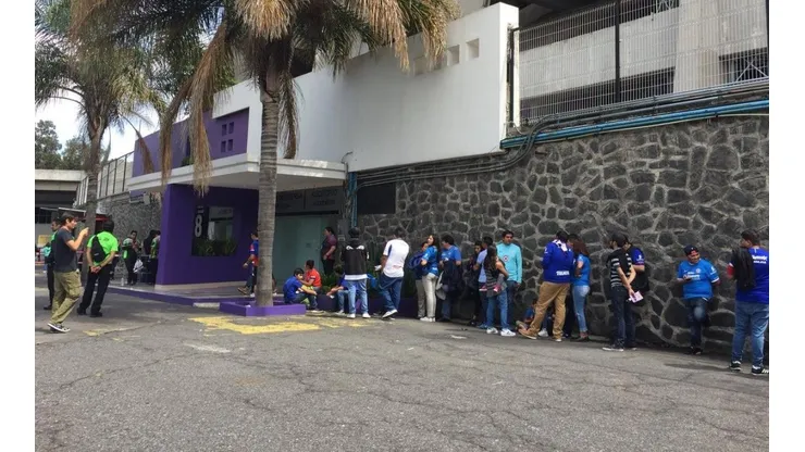 Aficionados hicieron largas filas para tener el autógrafo de Pinheiro.