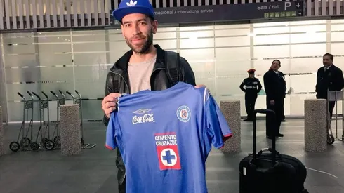 Delgado posa con su amada playera cementera