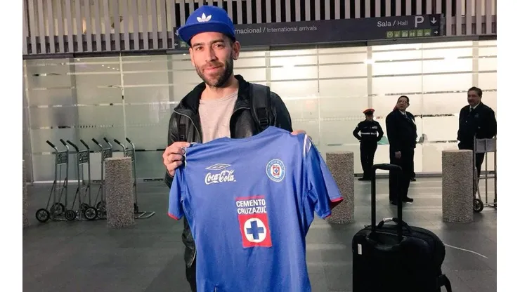Delgado posa con su amada playera cementera