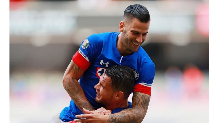 Cruz Azul celebrando el triunfo sobre Veracruz.