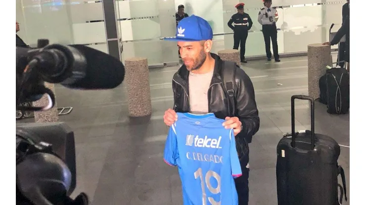 César Delgado en su llegada a México esta mañana.