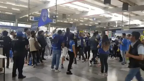Aficionados de Cruz Azul en el metro.