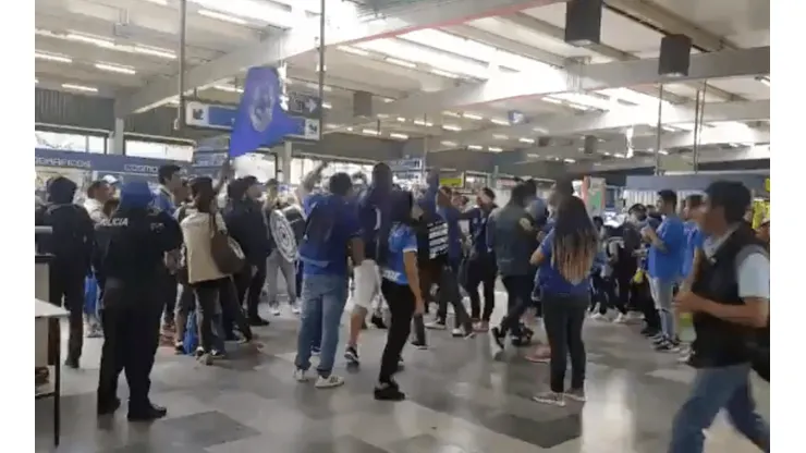 Aficionados de Cruz Azul en el metro.