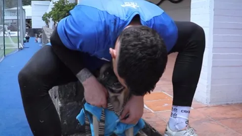 El guardavallas de los cementeros es un amante de los perros y adoptó a un pug, una raza complicada que requiere de muchísima atención.