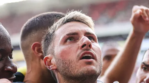 El delantero mexicano estaría muy cerca de llegar a uno de los cuadros más históricos de la Premier League de Inglaterra.