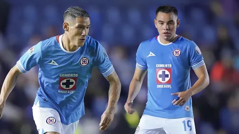 Dos grandes figuras de La Máquina, afuera del XI.