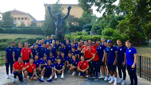 Cruz Azul posa alegre con la estatua de Rocky Balboa