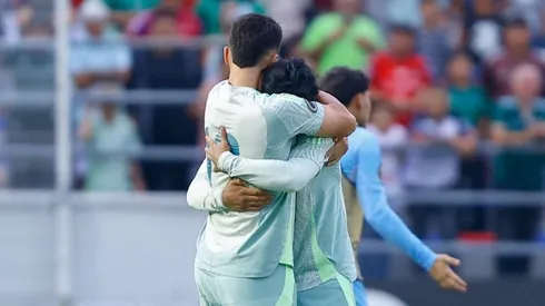 Levy y Morales en abrazo tras el triunfo de México.