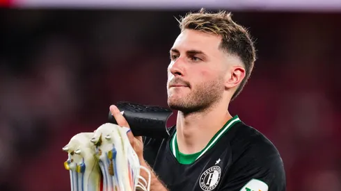 El internacional mexicano sigue sin tener claro su futuro y su entorno se va preparando para lo peor.