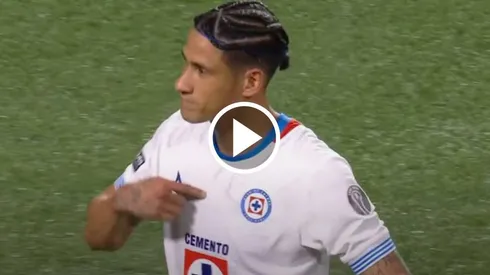 ¿Se queda? El gesto de Uriel Antuna tras marcar su penal