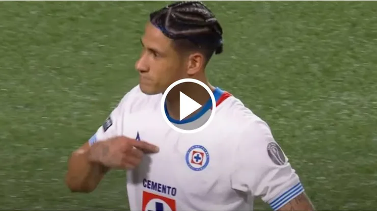 ¿Se queda? El gesto de Uriel Antuna tras marcar su penal