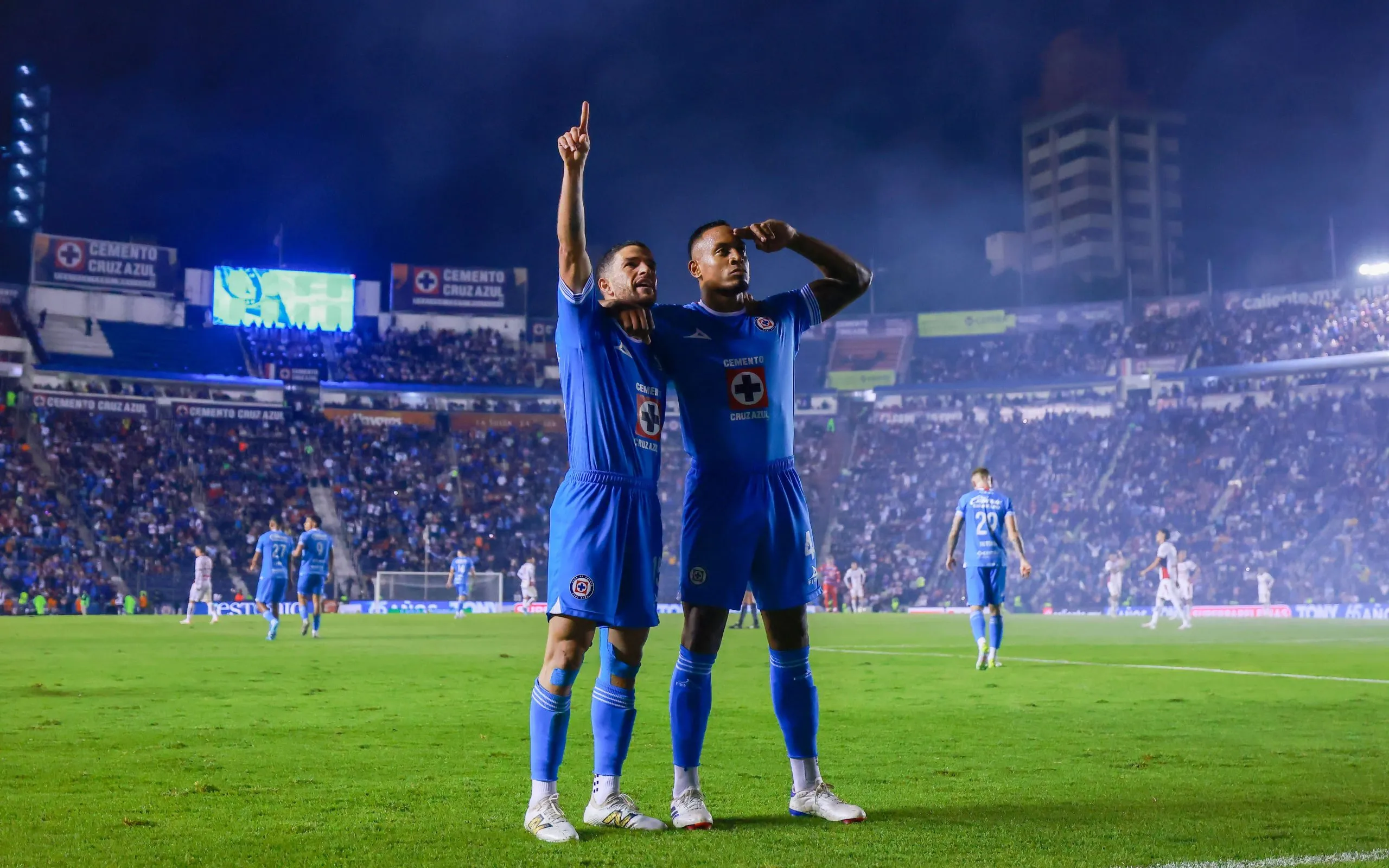 Ditta y Rivero de cara a una afición de Cruz Azul que los apoya. (Imago 7)