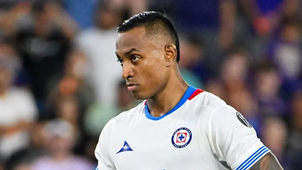 Willer Ditta se gana el corazón de la afición de Cruz Azul.