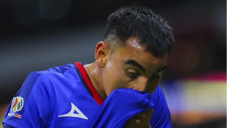 El mediocampista mexicano no está contento con su rol dentro del equipo y podría hacer las maletas en el próximo mercado de pases.
