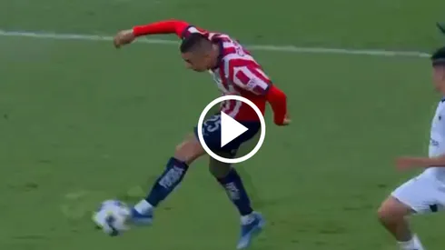 El mediocampista de los rojiblancos realizó una de las asistencias más épicas que se recuerden en el futbol mexicano.