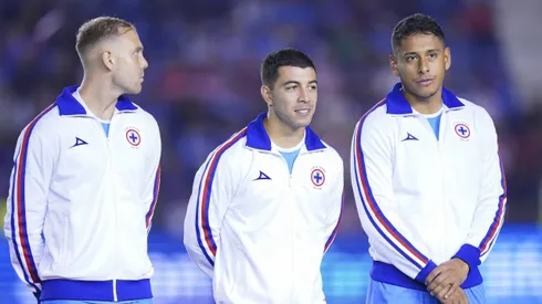 Cruz Azul estrenó chamarras retro ante Chivas.