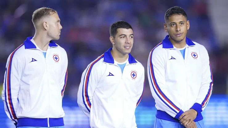 Cruz Azul estrenó chamarras retro ante Chivas.