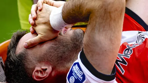 Santiago Giménez salió lesionado de su último partido.