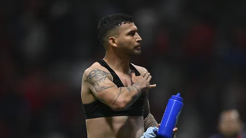 El defensor paraguayo todavía no puede reincorporarse a los entrenamientos con ningún club debido a sus problemas cardiacos.