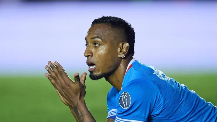 El defensor colombiano es uno de los elementos más utilizados por Cruz Azul en lo que va de campeonato.