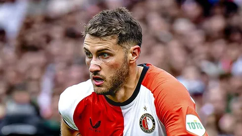 Santi Giménez se lesionó y causará un importante tiempo de baja.