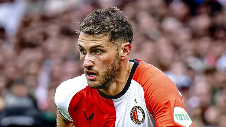 Santi Giménez se lesionó y causará un importante tiempo de baja.