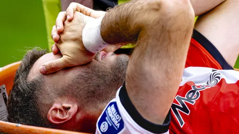 Santi Giménez causa baja en Feyenoord.